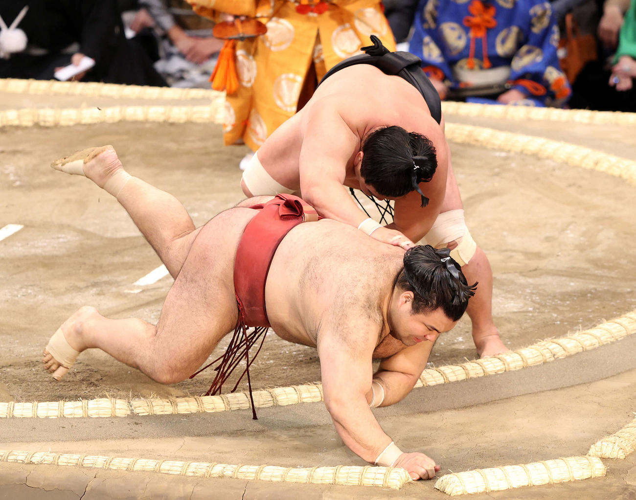 高安（手前）を寄り倒しで破る妙義龍（撮影・鈴木正人）