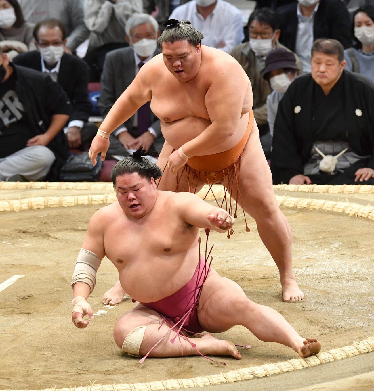 御嶽海は大栄翔（下）をすくい投げで破る（撮影・岩下翔太）