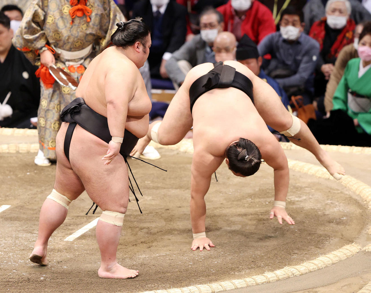 霧馬山（右）を突き落としで破る貴景勝（撮影・鈴木正人）