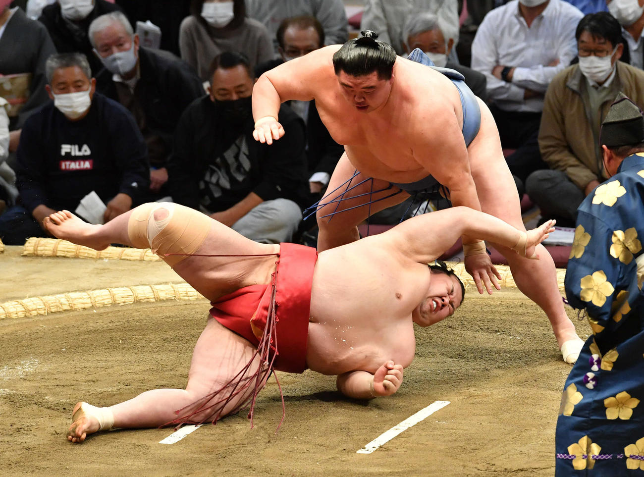正代は阿武咲（手前）をはたき込みで破る（撮影・岩下翔太）