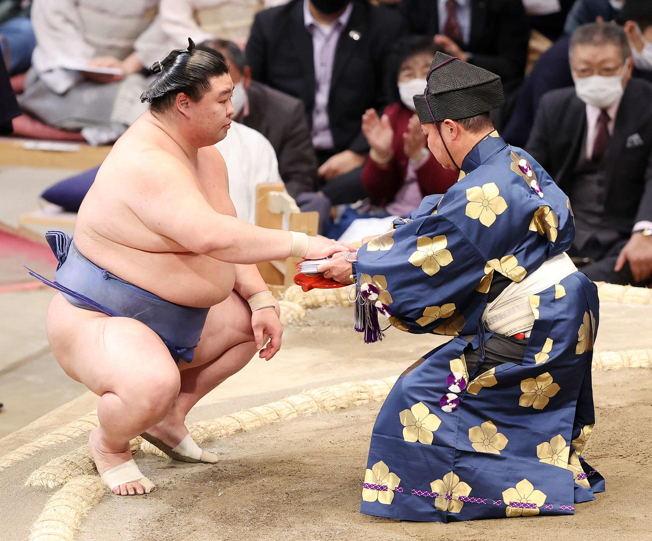 懸賞金を受け取る正代（撮影・鈴木正人）