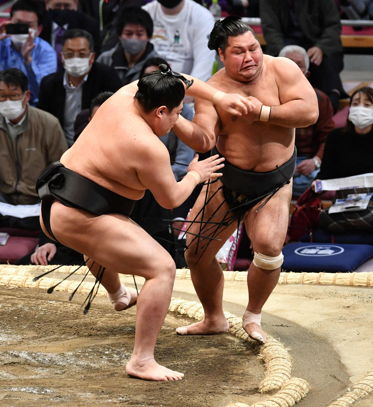 阿炎は松鳳山（右）を突き出しで破る（撮影・岩下翔太）