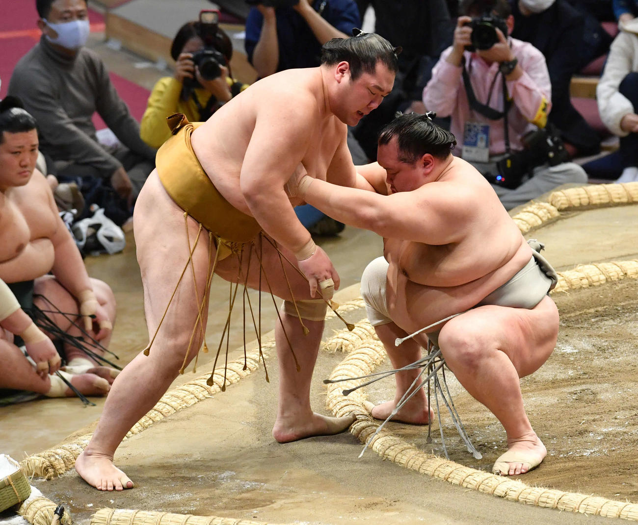 北勝富士は輝（左）を寄り切りで破る（撮影・岩下翔太）