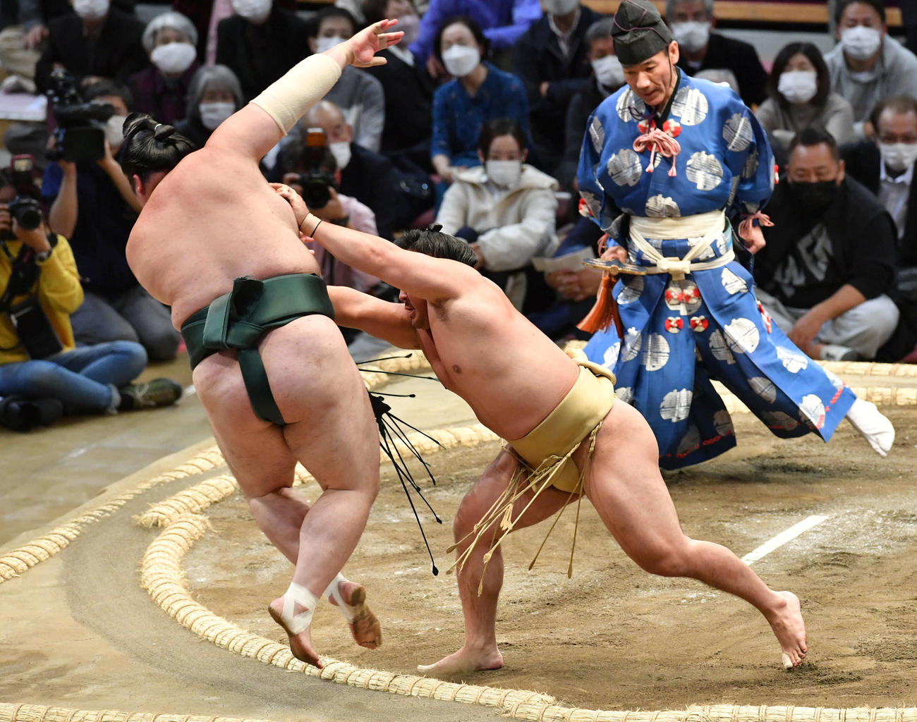 石浦は豊山（左）を押し出しで破る（撮影・岩下翔太）