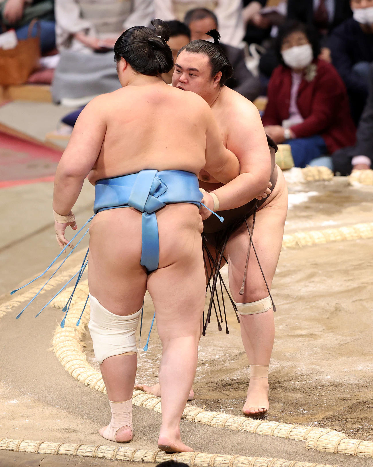 琴ノ若（左）を寄り切りで破る英乃海（撮影・鈴木正人）