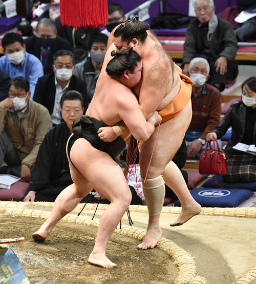 若元春は魁聖（右）を寄り切りで破る（撮影・岩下翔太）