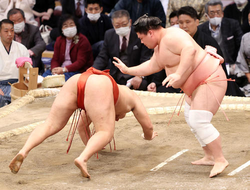 豊昇龍（左）を引き落としで破る宇良（撮影・鈴木正人）