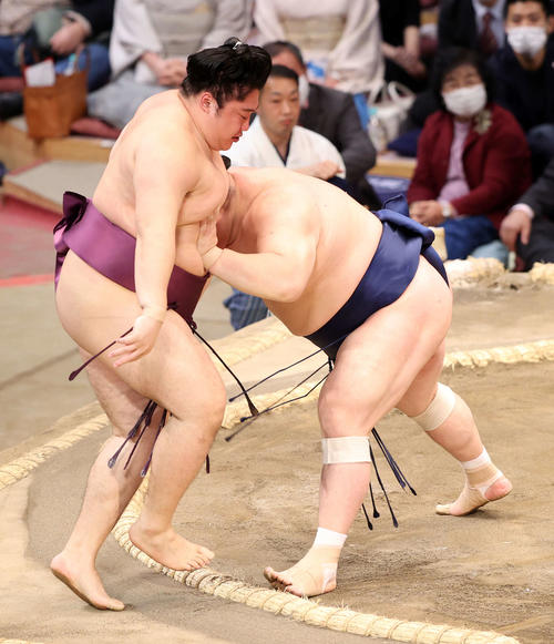 遠藤（左）を押し出しで破る宝富士（撮影・鈴木正人）