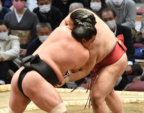 高安（右）と組み合う妙義龍（撮影・岩下翔太）