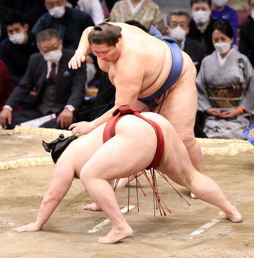 隆の勝（手前）を突き落としで破る逸ノ城（撮影・鈴木正人）