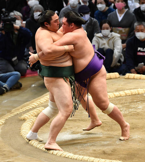 隠岐の海（左）を攻める明生（撮影・岩下翔太）