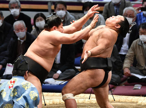 松鳳山（右）を攻める阿炎（撮影・岩下翔太）