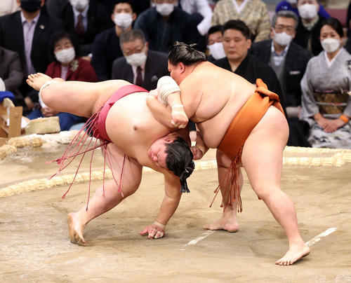 大栄翔（左）をすくい投げで破る御嶽海（撮影・鈴木正人）