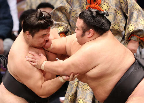 霧馬山（左）を攻める貴景勝（撮影・鈴木正人）