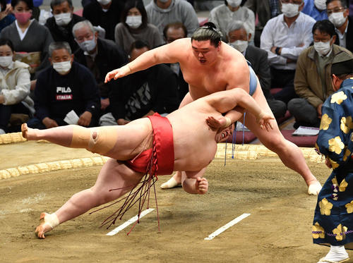 正代は阿武咲（手前）をはたき込みで破る（撮影・岩下翔太）