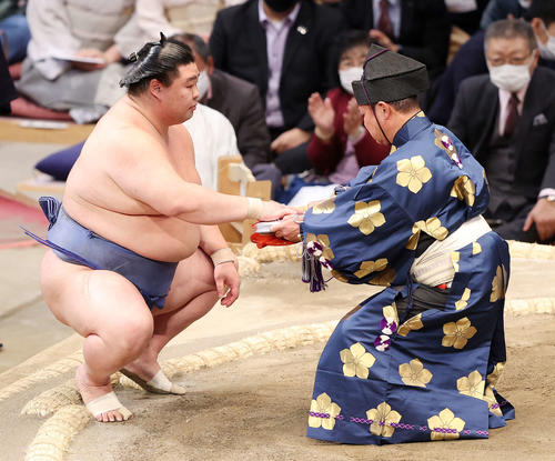 懸賞金を受け取る正代（撮影・鈴木正人）