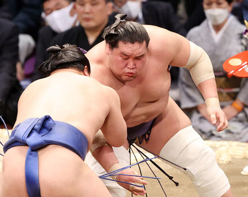 若隆景（左）の攻めを耐える照ノ富士（撮影・鈴木正人）
