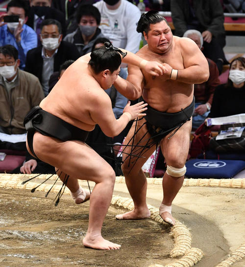 阿炎は松鳳山（右）を突き出しで破る（撮影・岩下翔太）