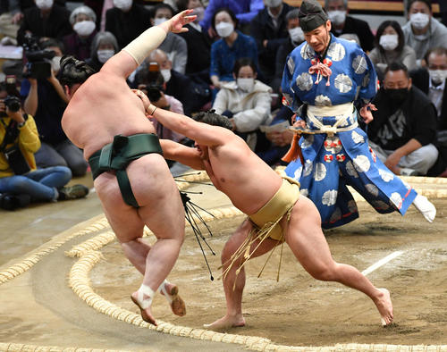石浦は豊山（左）を押し出しで破る（撮影・岩下翔太）