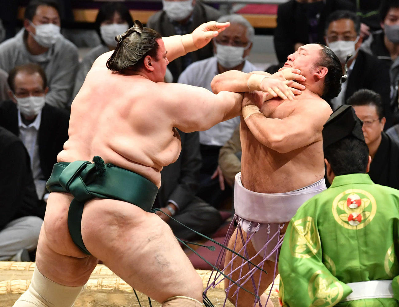 琴恵光（右）を攻める碧山（撮影・岩下翔太）