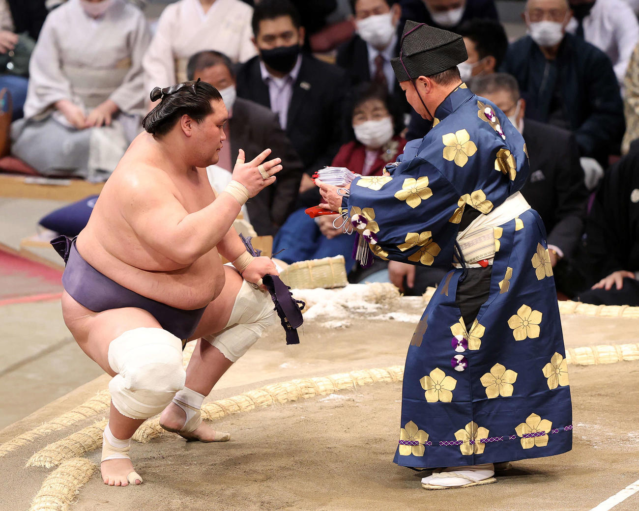 懸賞金の束を受け取る照ノ富士（撮影・鈴木正人）