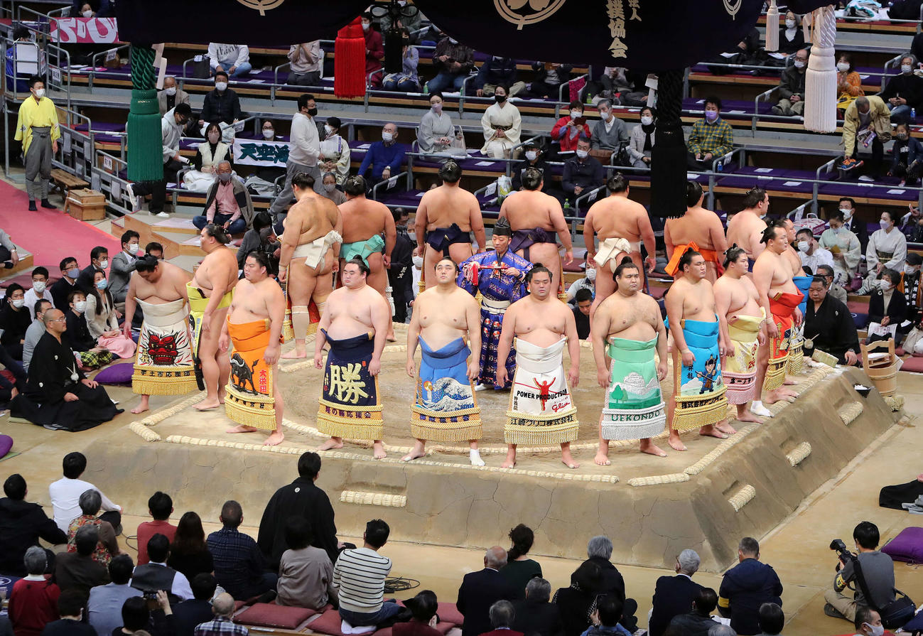 幕内土俵入り（撮影・鈴木正人）