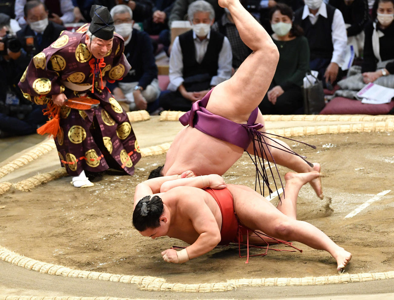 遠藤は豊昇龍（手前）を下手投げで破る（撮影・岩下翔太）