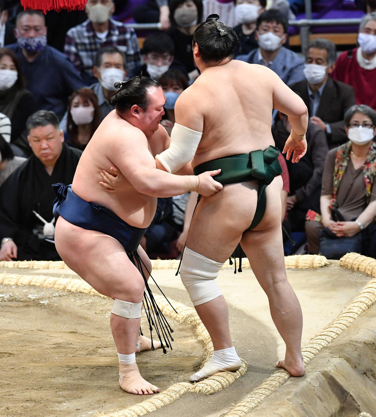 宝富士は隠岐の海（右）を寄り切りで破る（撮影・岩下翔太）