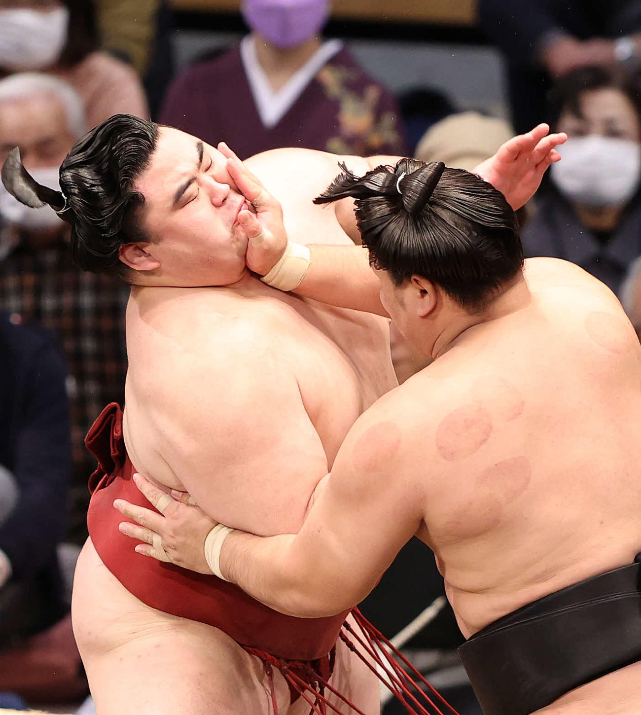 霧馬山（右）の攻めを耐える隆の勝（撮影・鈴木正人）