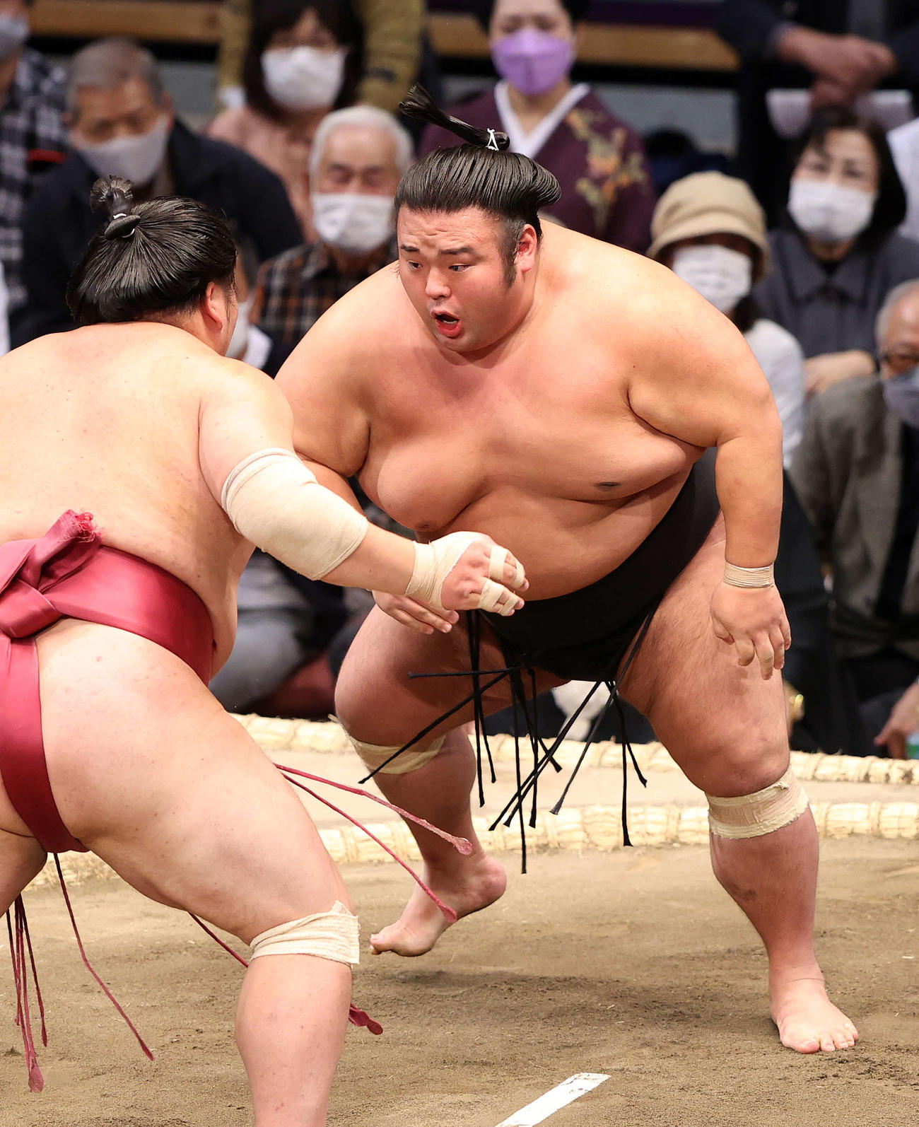 大栄翔（左）を攻める貴景勝（撮影・鈴木正人）