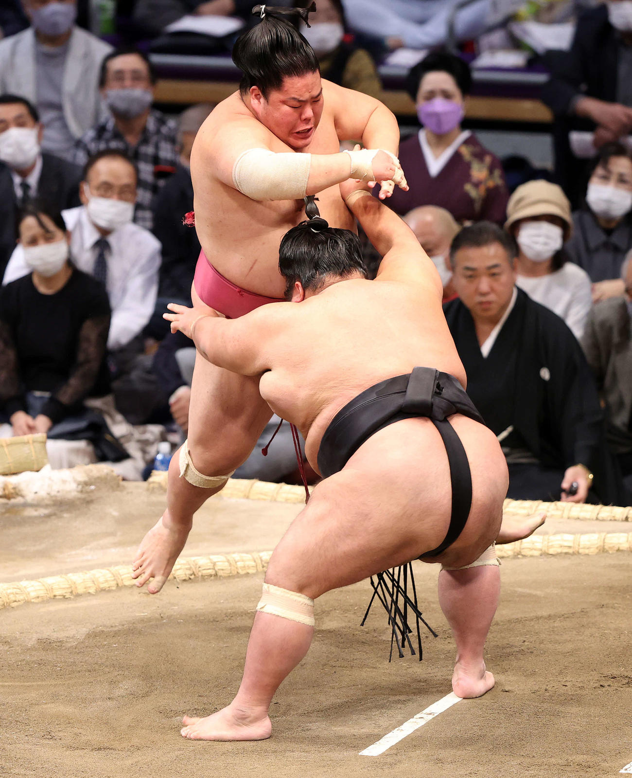 貴景勝（手前）の攻めで浮き上げる大栄翔（撮影・鈴木正人）