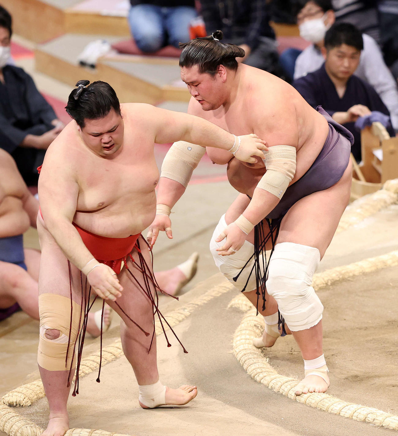 阿武咲（左）をきめ出しで破る照ノ富士（撮影・鈴木正人）