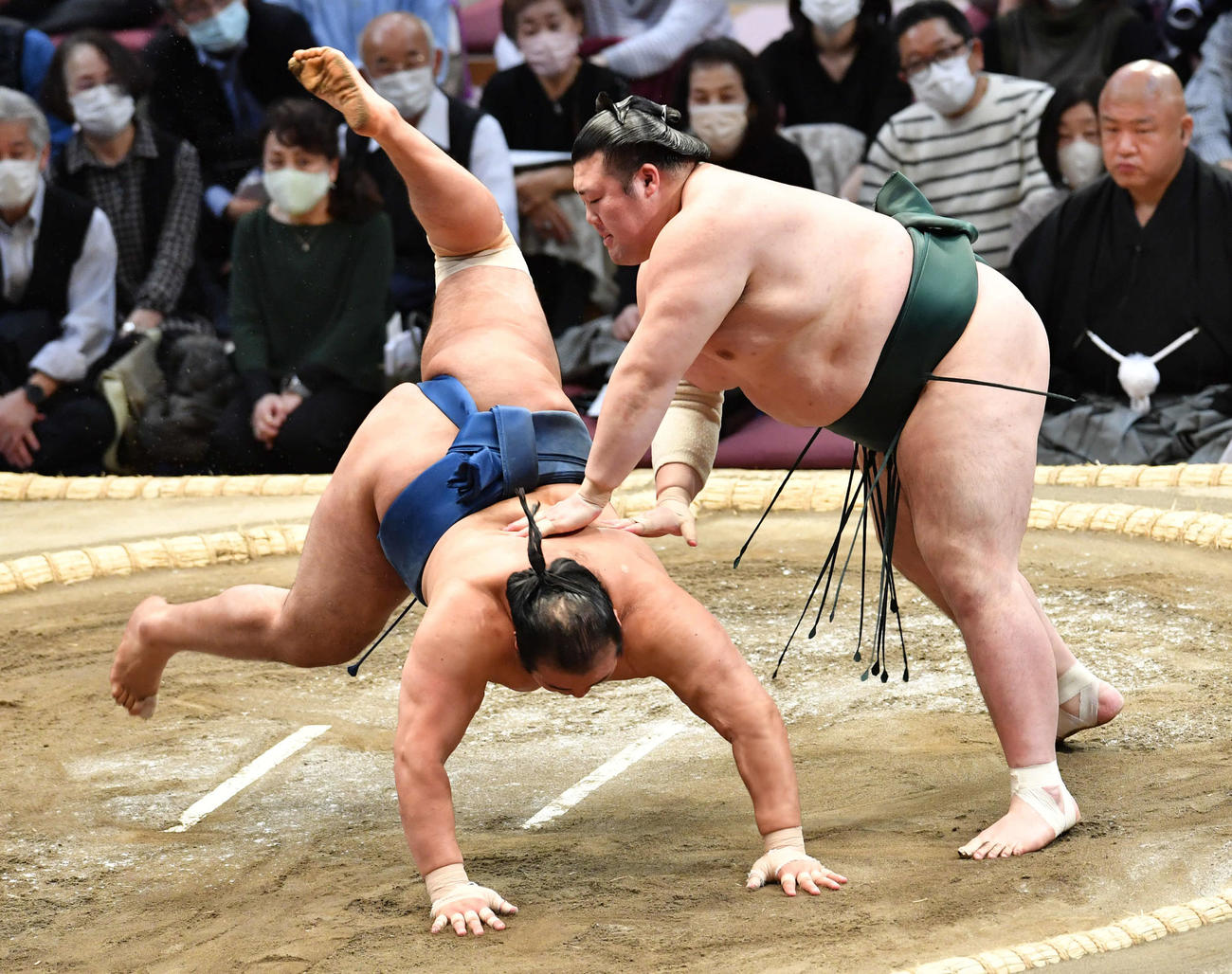 豊山は千代の国（左）をはたき込みで破る（撮影・岩下翔太）