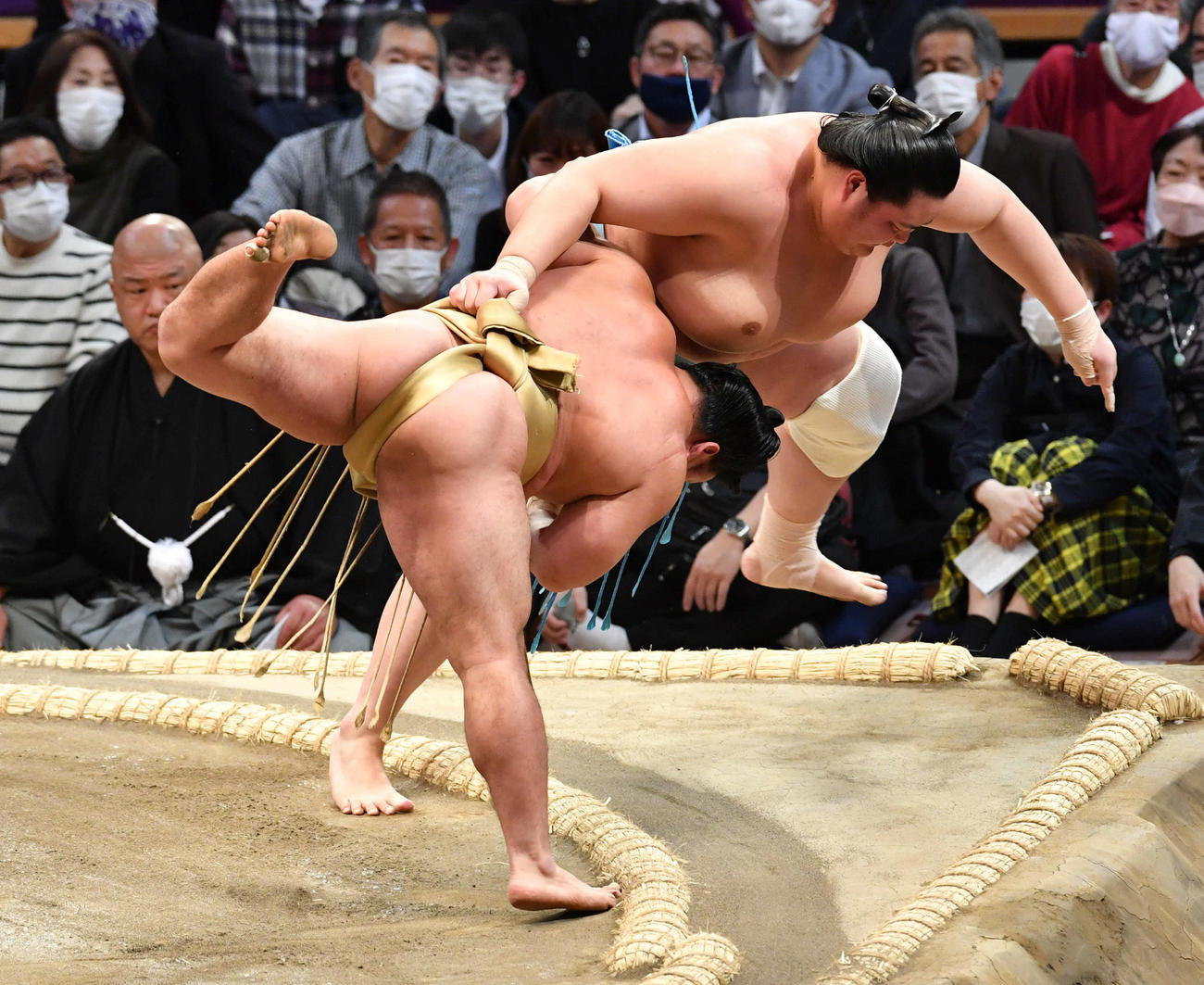 石浦は琴ノ若（右）を寄り切りで破る（撮影・岩下翔太）