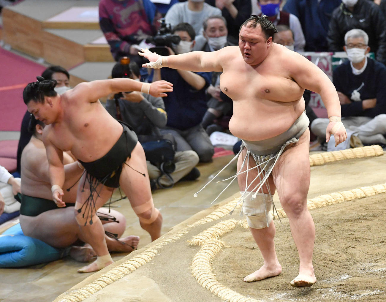 北勝富士は照強（左）を押し出しで破る（撮影・岩下翔太）
