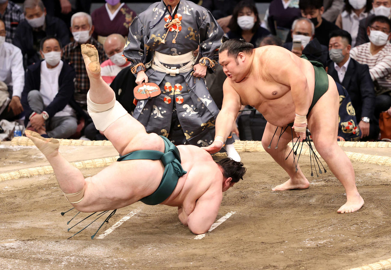 碧山（左）を引き落としで破る千代大龍（撮影・鈴木正人）