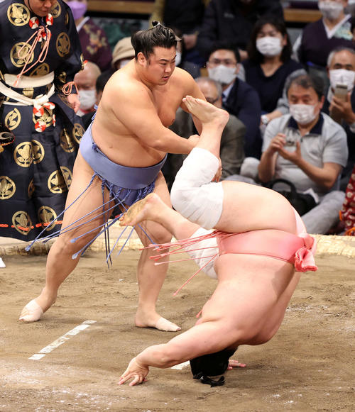 宇良（右）を引き落としで破る翔猿（撮影・鈴木正人）