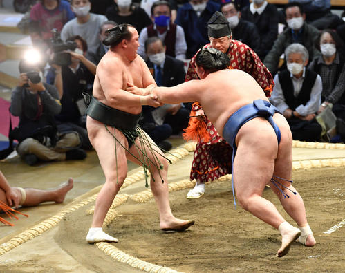 玉鷲は千代翔馬（左）を突き出しで破る（撮影・岩下翔太）