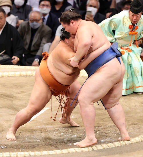 逸ノ城（右）を押し出しで破る御嶽海（撮影・鈴木正人）