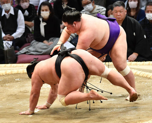明生は妙義龍（左）を突き落としで破る（撮影・岩下翔太）