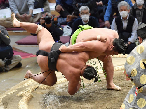 天空海は松鳳山（左）を上手投げで破る（撮影・岩下翔太）