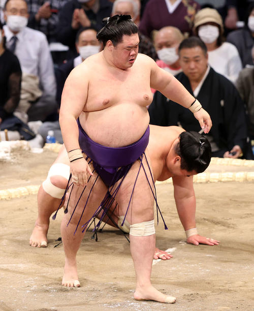 妙義龍（後方）を突き落としで破った明生（撮影・鈴木正人）