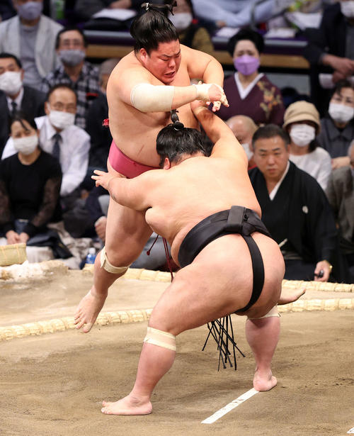 貴景勝（手前）の攻めで浮き上げる大栄翔（撮影・鈴木正人）