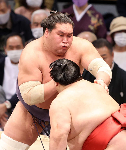 阿武咲（手前）を攻める照ノ富士（撮影・鈴木正人）