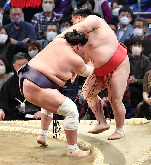 照ノ富士は阿武咲（右）を極め出しで破る（撮影・岩下翔太）