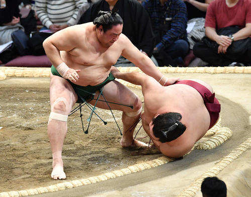 佐田の海は大奄美（右）を上手出し投げで破る（撮影・岩下翔太）