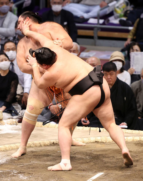 魁聖（後方）を押し出しで破る阿炎（撮影・鈴木正人）