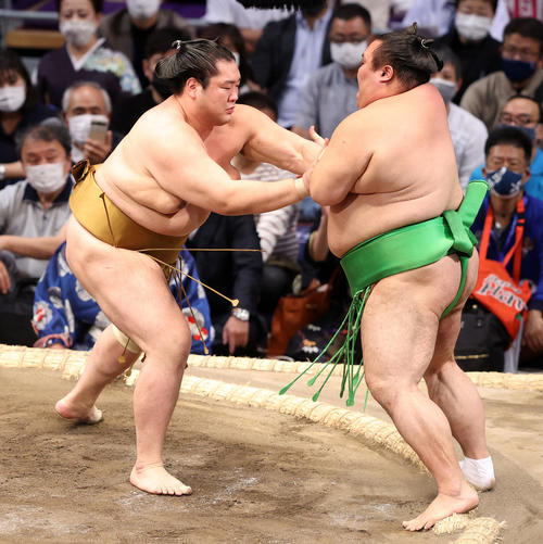 千代丸（右）を突き出しで破る輝（撮影・鈴木正人）