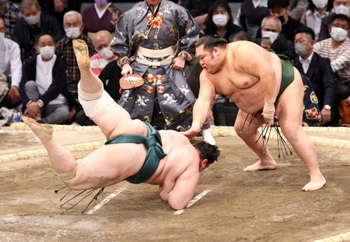 碧山（左）を引き落としで破る千代大龍（撮影・鈴木正人）