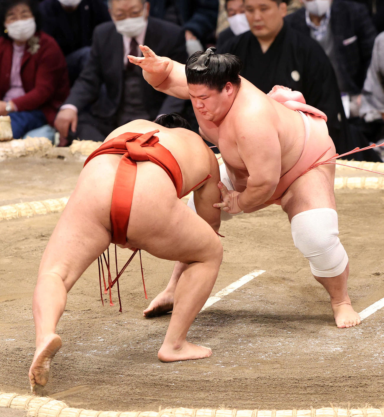 豊昇龍（左）を引き落としで破る宇良（撮影・鈴木正人）